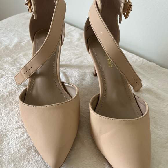 Dream Pairs EUC Nude kitten heel pumps with small handbag. - Picture 2 of 14
